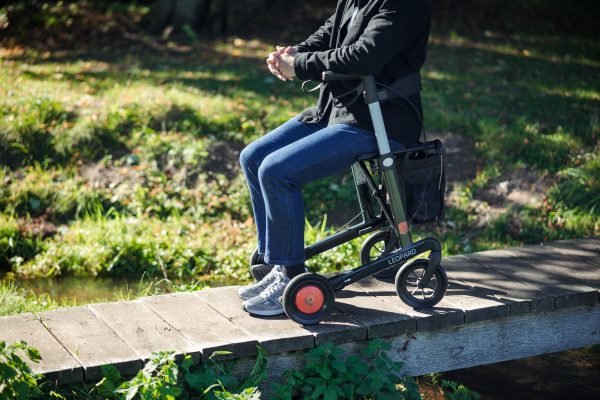 aluminium rollator with seat lepoard with rolloguard