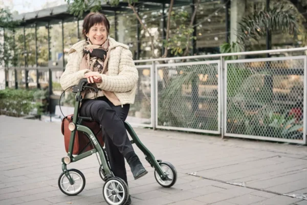 lightweight-rollator-4-wheeled-folding-rollator-for-elderly-Folding Uplivin Trive Rollator- Lightweight 4 Wheeled Walker foldable