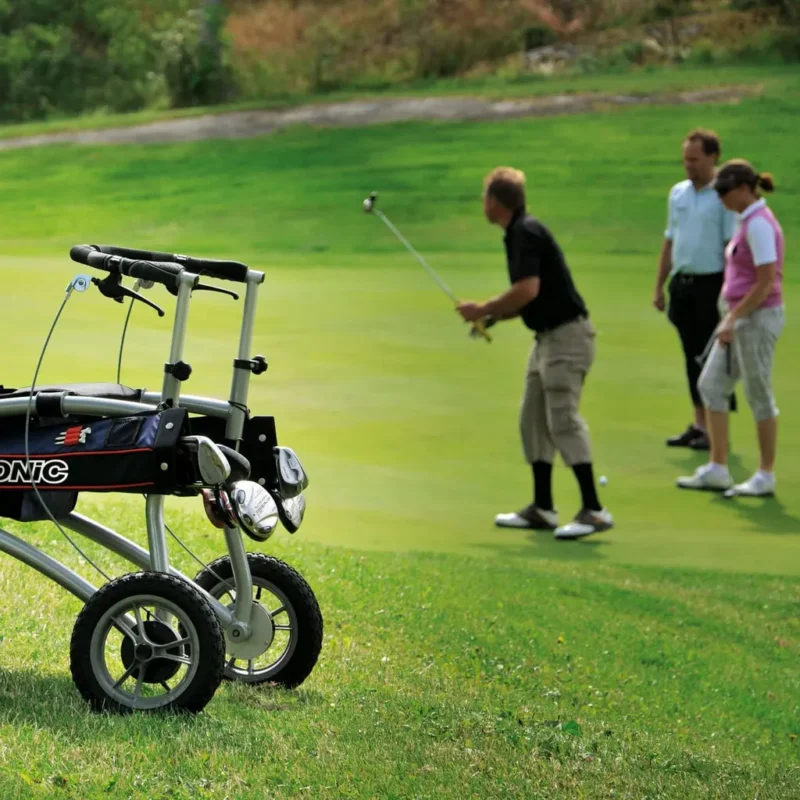 Veloped Golf 12er rollator on a golf course with players in the background.